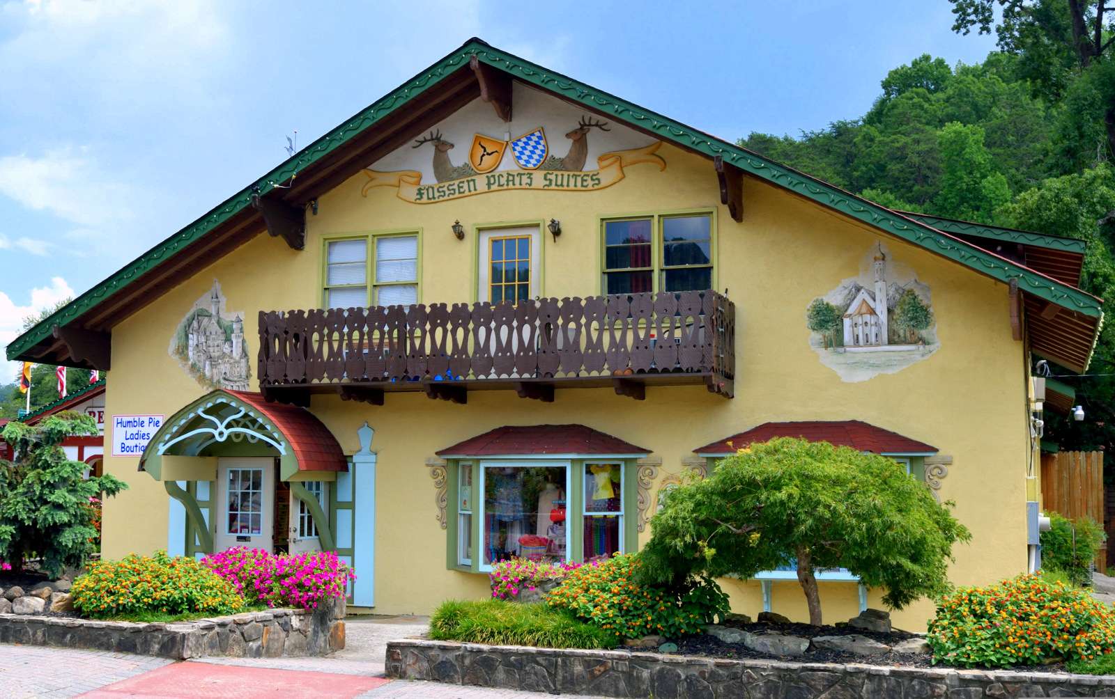 Женский магазин в красивом доме в альпийской деревне пазл онлайн