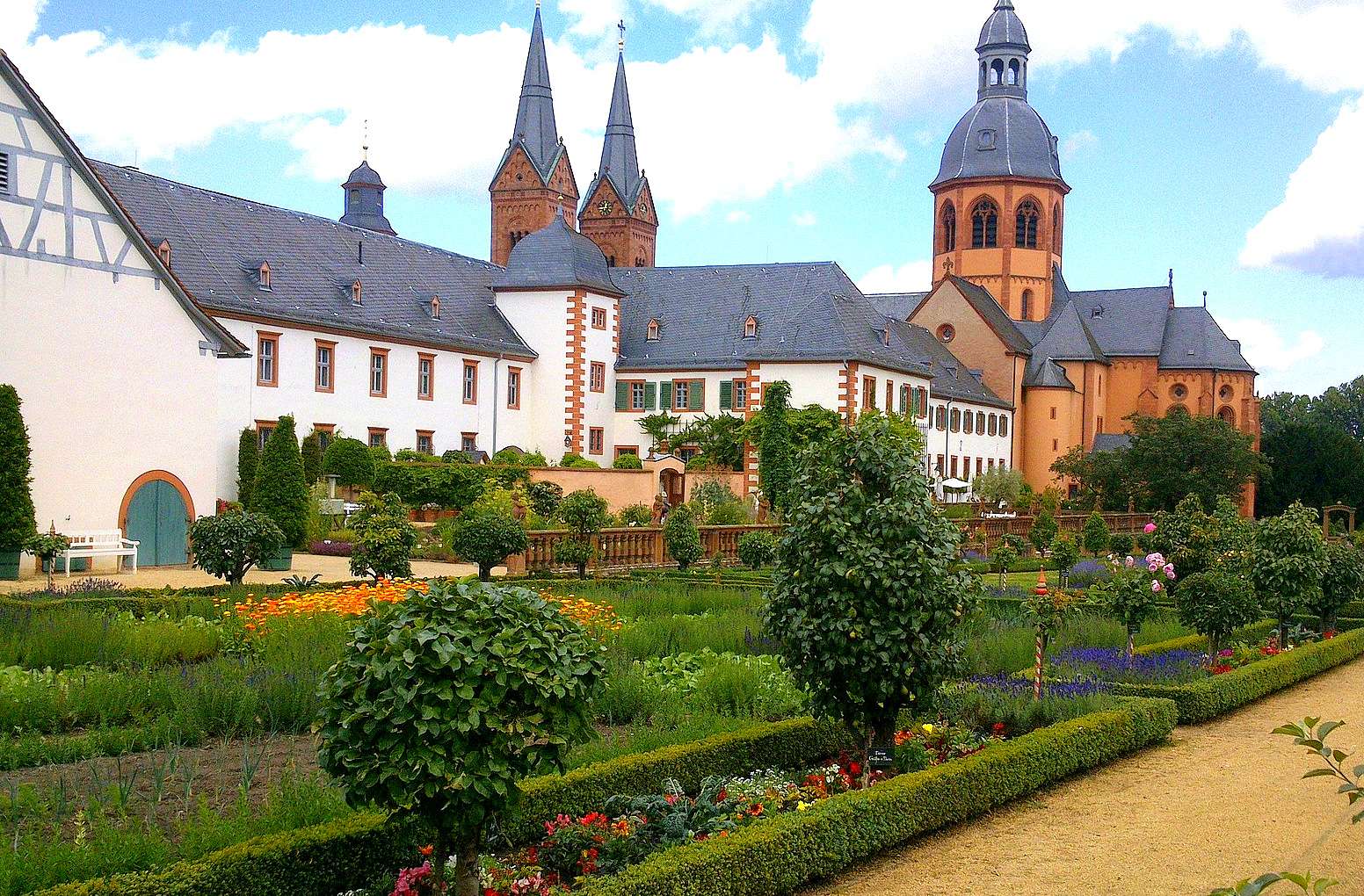 Впечатляющее бенедиктинское аббатство в Зелигенштадте онлайн-пазл