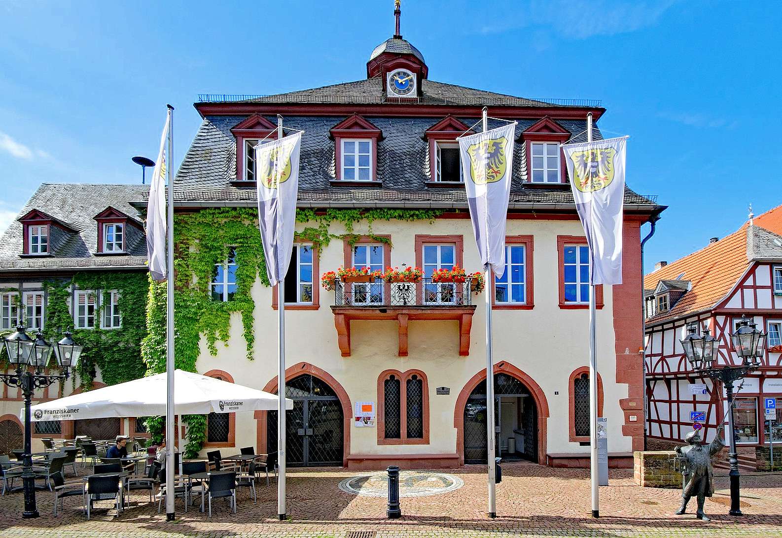 O faroleiro em frente à Old Town Hall em Gelnhausen quebra-cabeças online