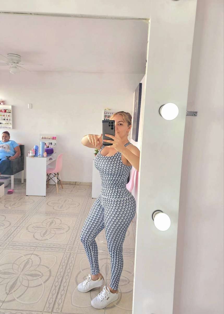 garota tirando uma selfie quebra-cabeças online