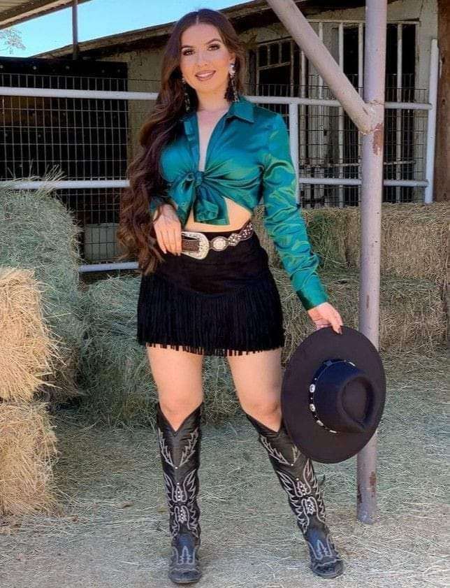 Krásná brunetka cowgirl online puzzle