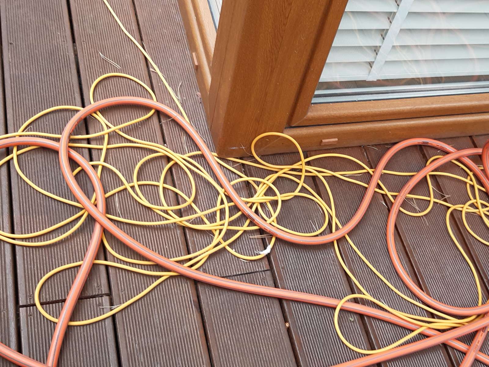 una maraña de cables y mangueras rompecabezas en línea