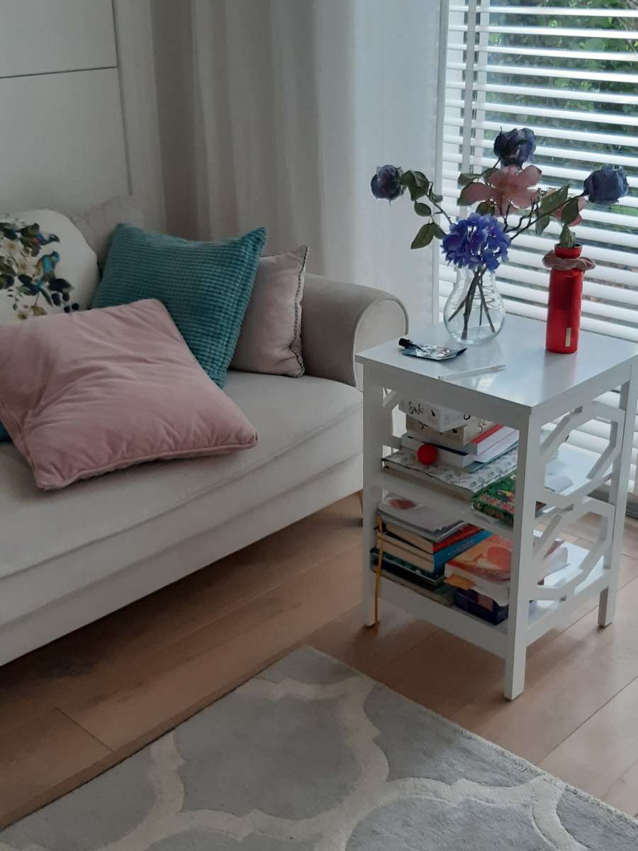 Sofa mit Kissen und Schrank Online-Puzzle