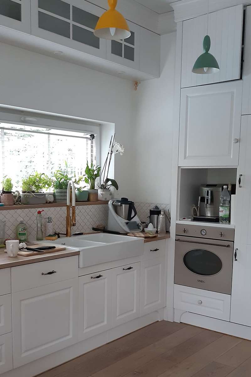 kuchyně s hrnci na okně skládačky online
