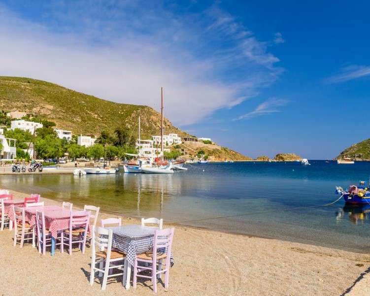Побережье в Греции с рестораном онлайн-пазл