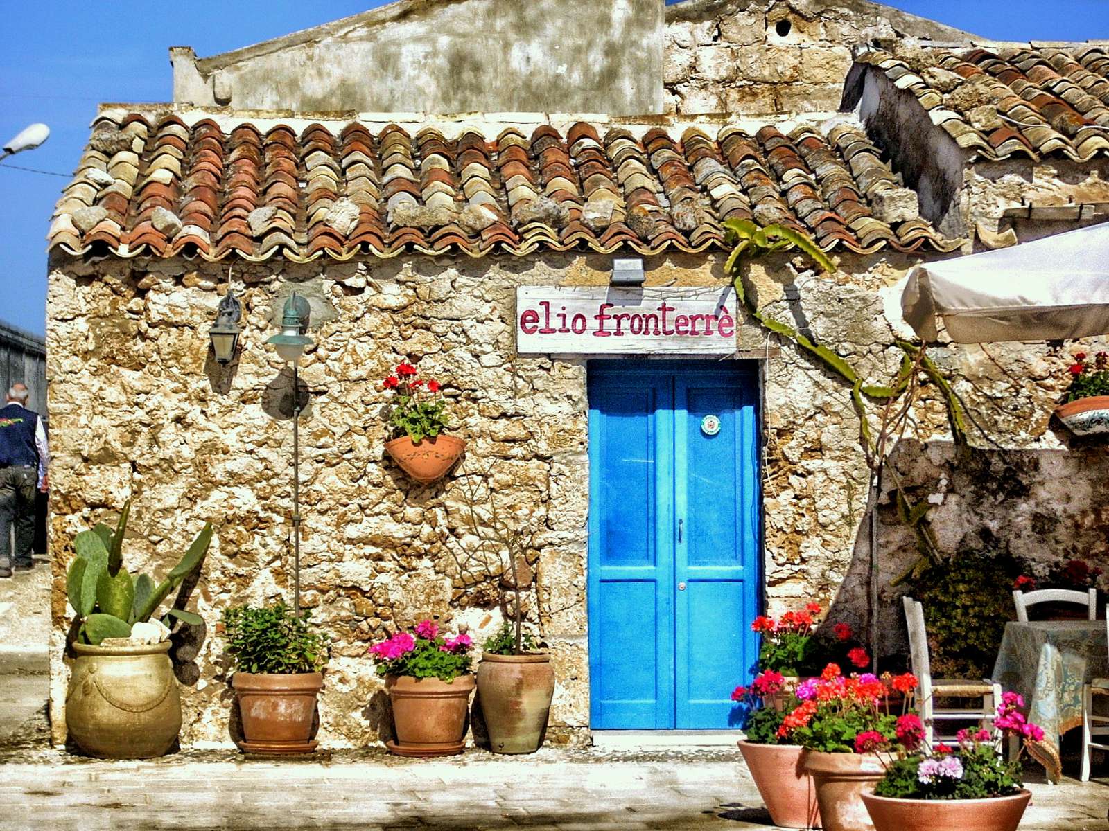 Gammal stuga i byn Marzamemi på Sicilien pussel på nätet