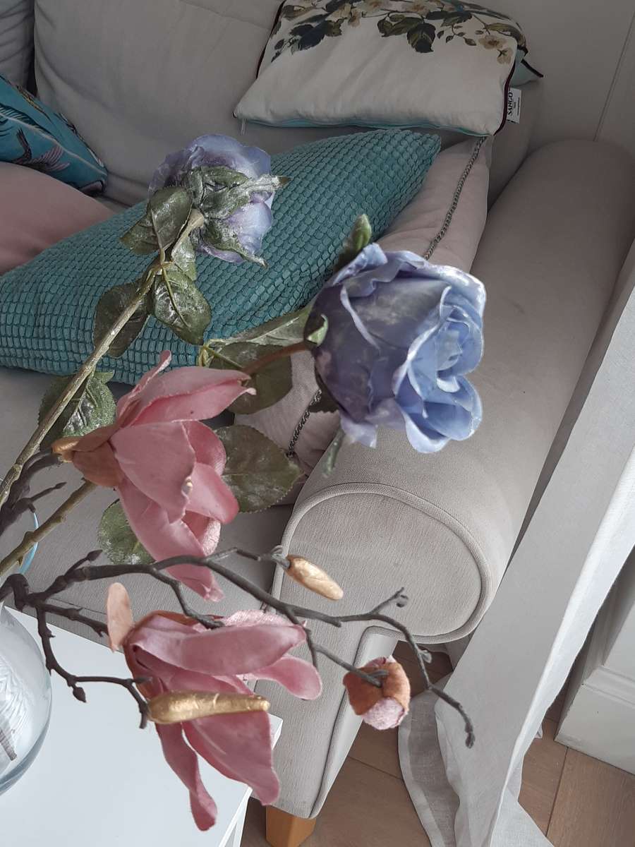 művirágok a kanapé hátterében kirakós online