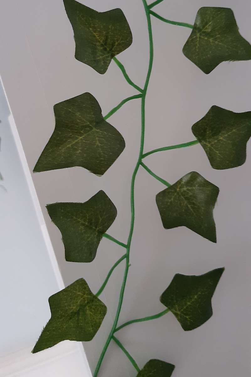 feuilles artificielles sur le mur puzzle en ligne