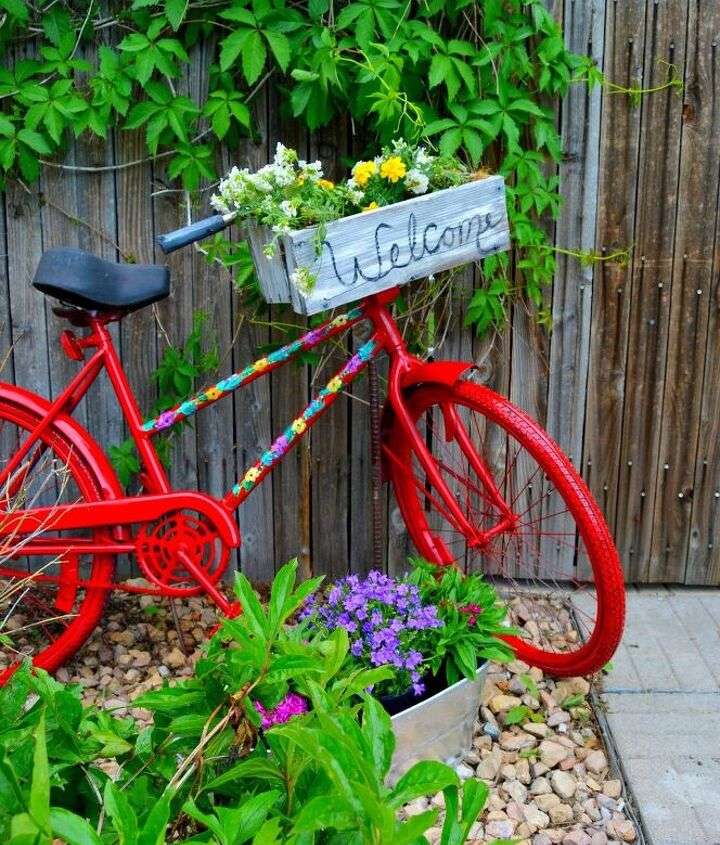 Bicicleta este un ornament în grădină jigsaw puzzle online
