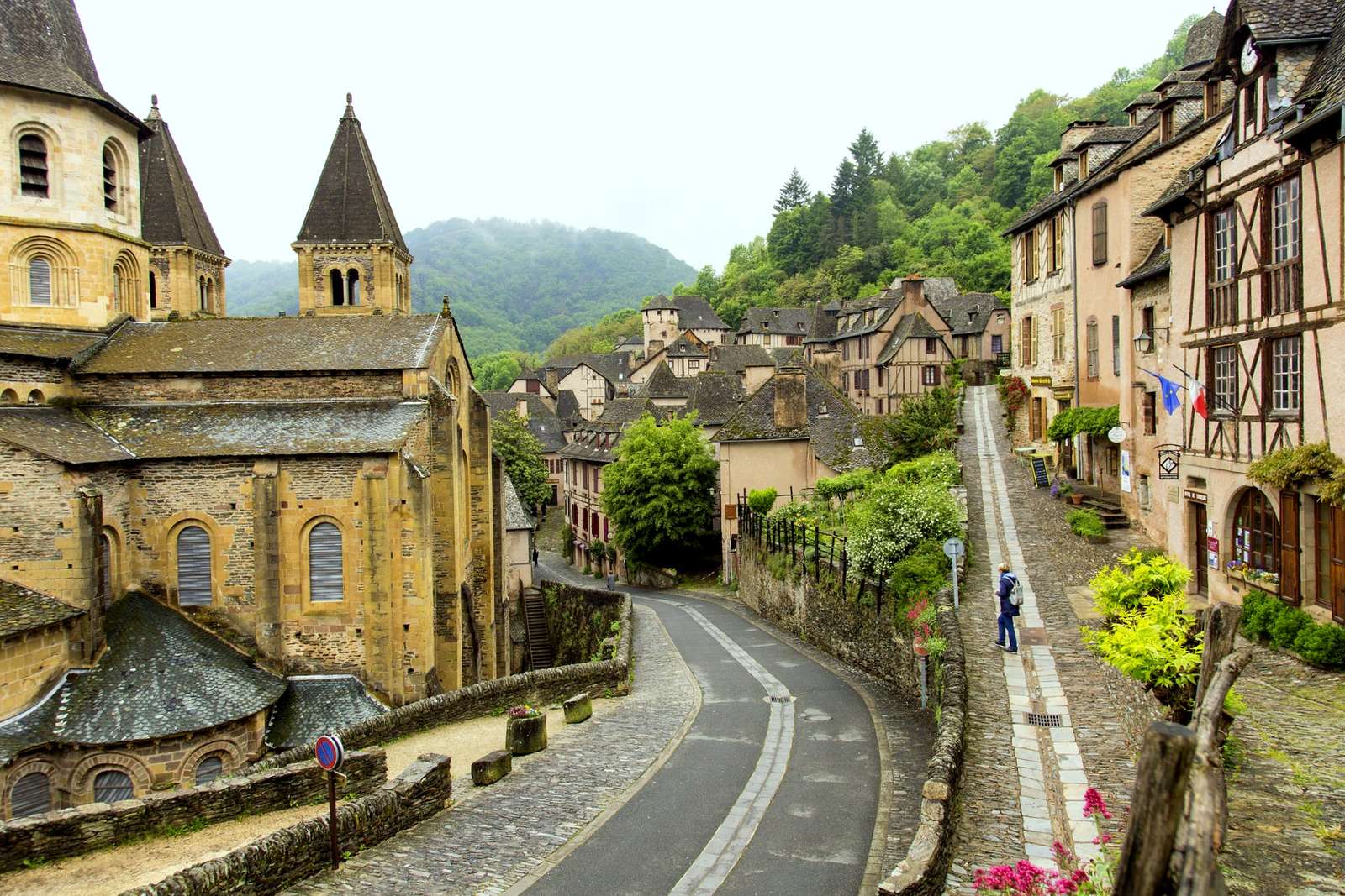 Conques - средневековая деревня во Франции пазл онлайн