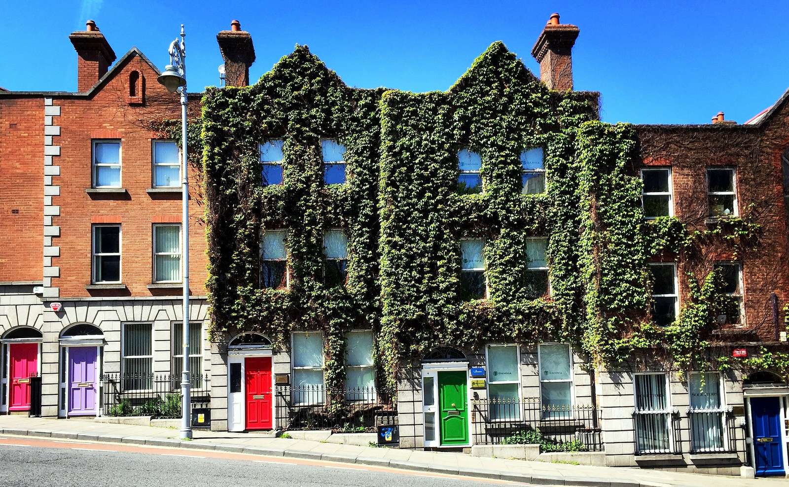 Berömda färgglada dörrar i Dublins radhus Pussel online