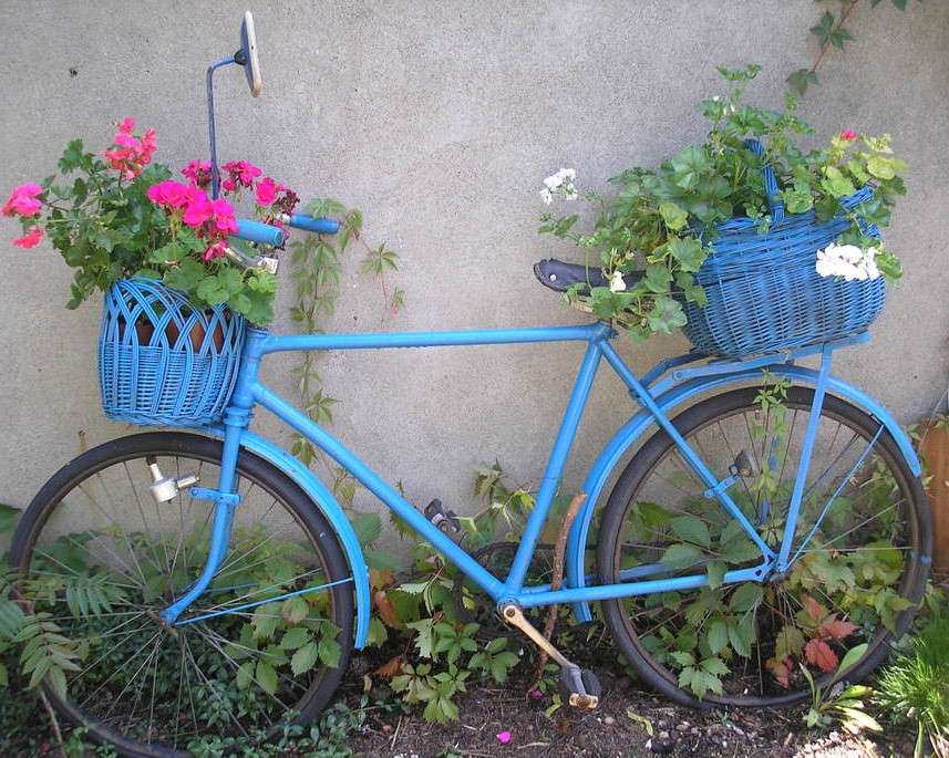 Una bicicleta como macizo de flores. rompecabezas en línea