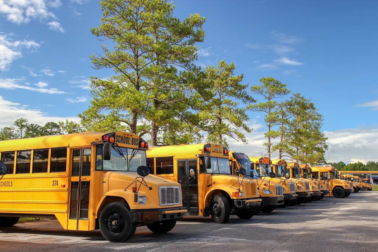 School buses, Parking lot - online puzzle