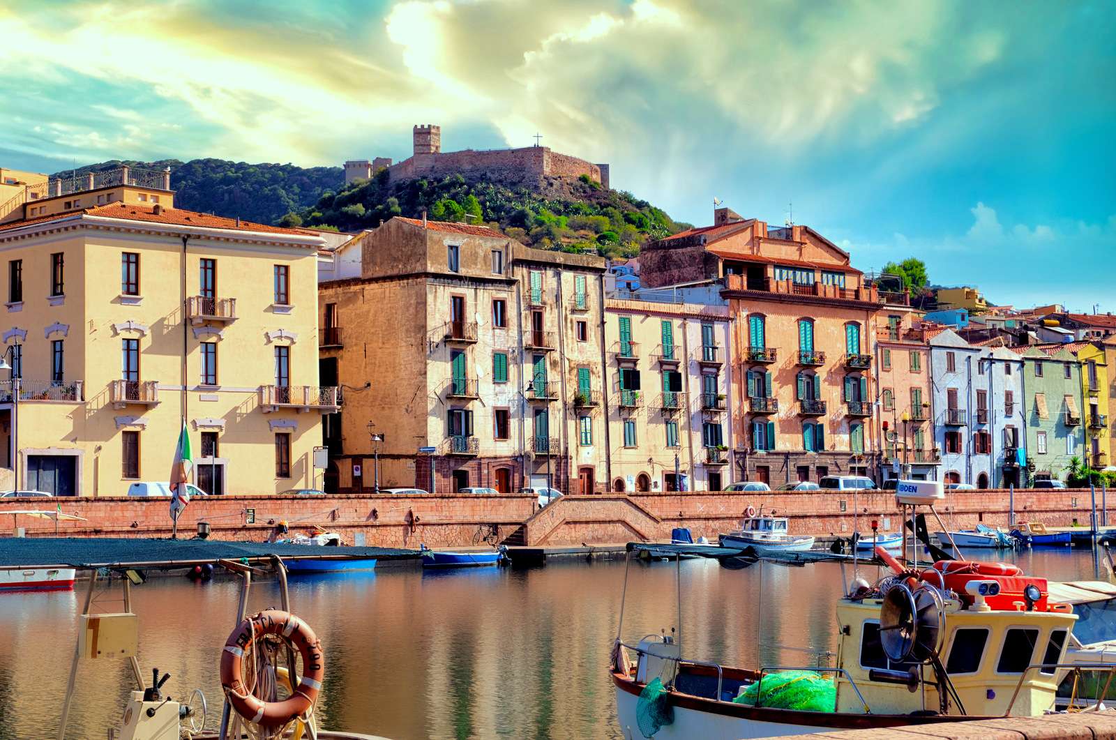 Die Stadt Bosa am Fuße der Burg Serravalle (Sardinien) Online-Puzzle
