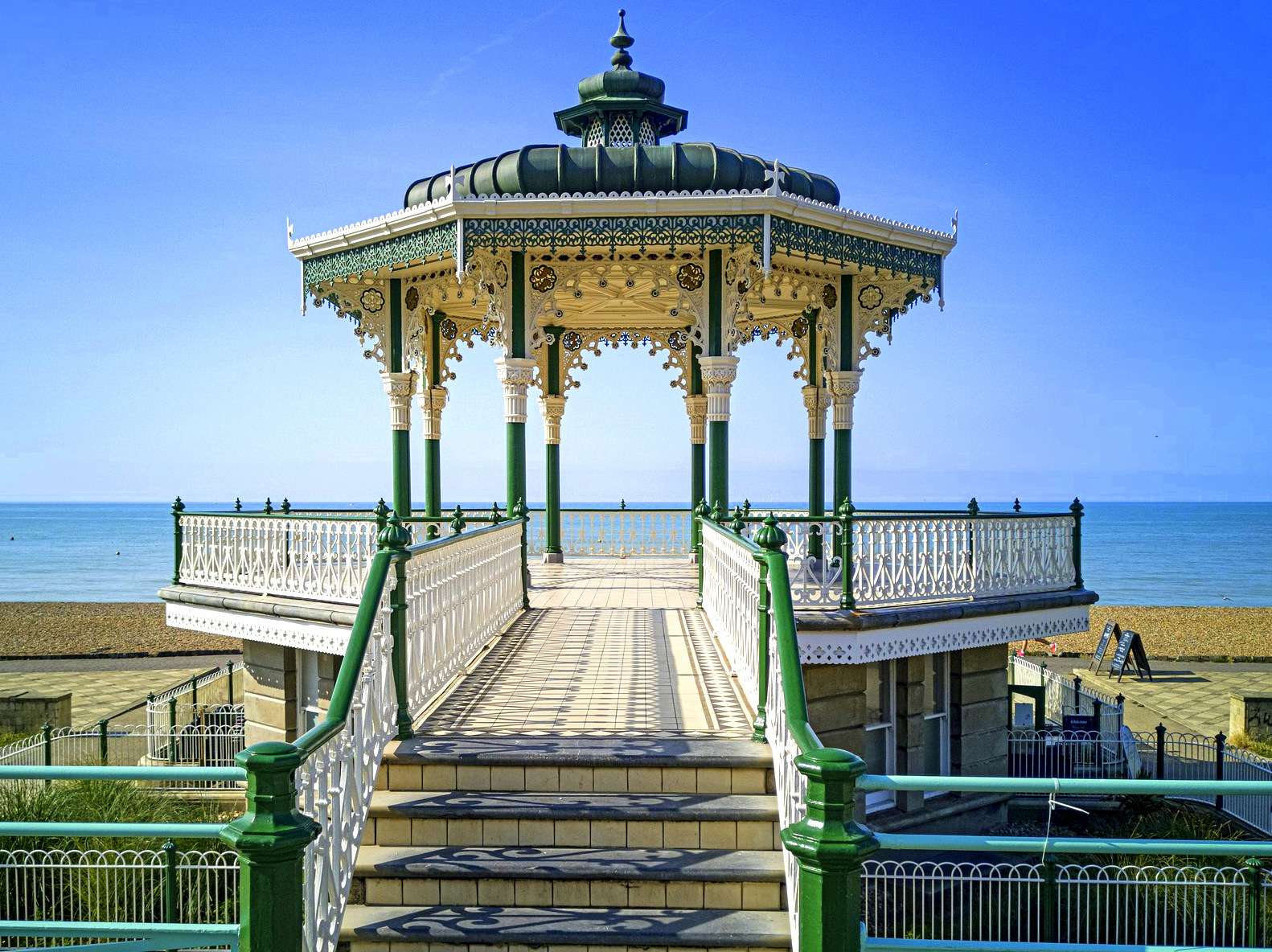 Zenei pavilon a Brighton Beach-en online puzzle