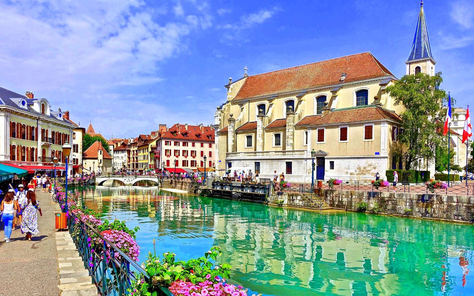 Annecy, egy város tele hidakkal, virágokkal és turistákkal online puzzle