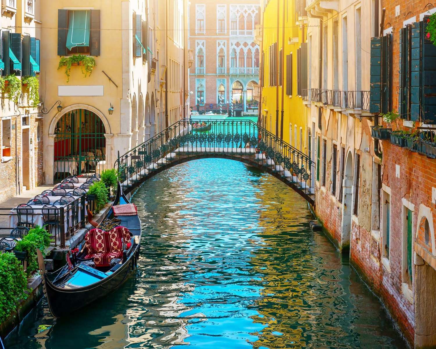 En kanal i Venedig pussel på nätet