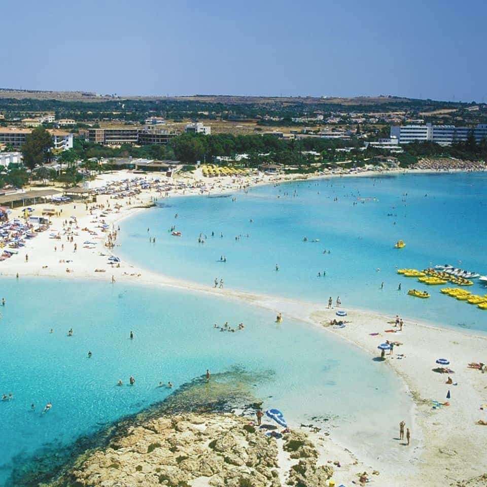 Песчаный пляж на Кипре пазл онлайн