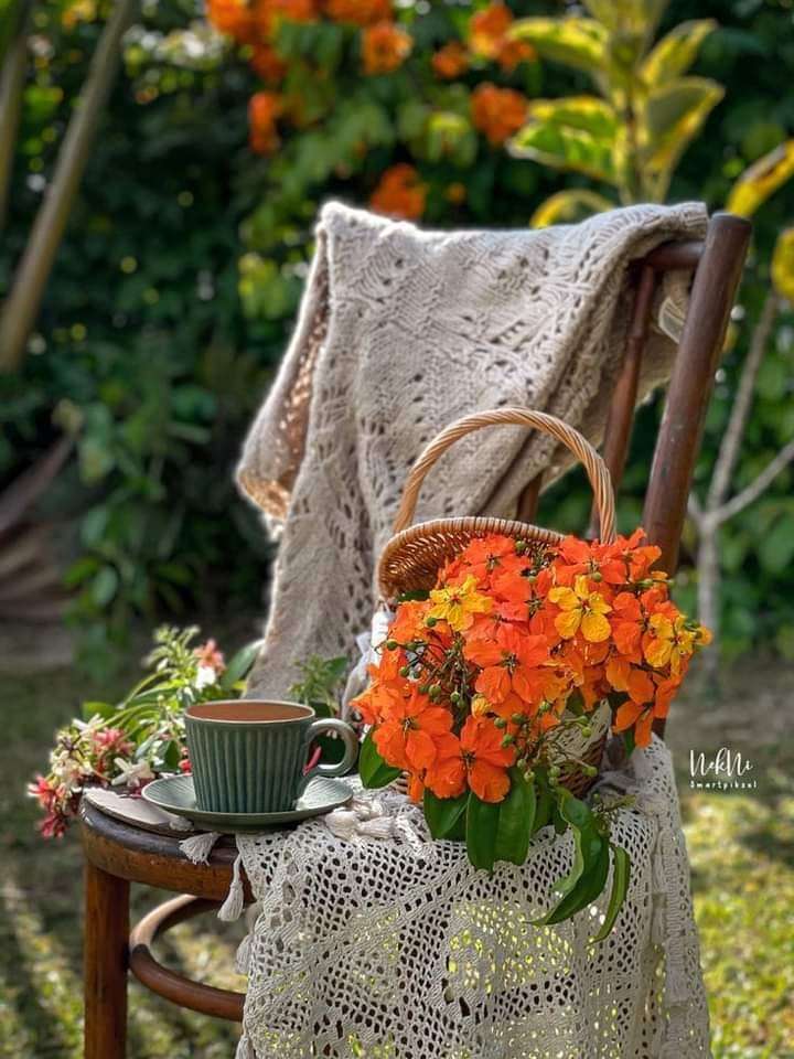 Blumen und alter Stuhl Online-Puzzle