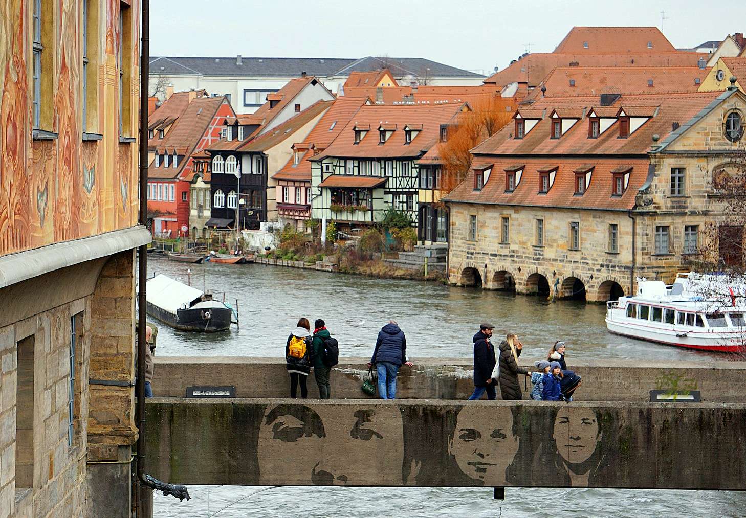 Bamberg - híd, amely összeköti a városházát a vízen a szárazfölddel online puzzle