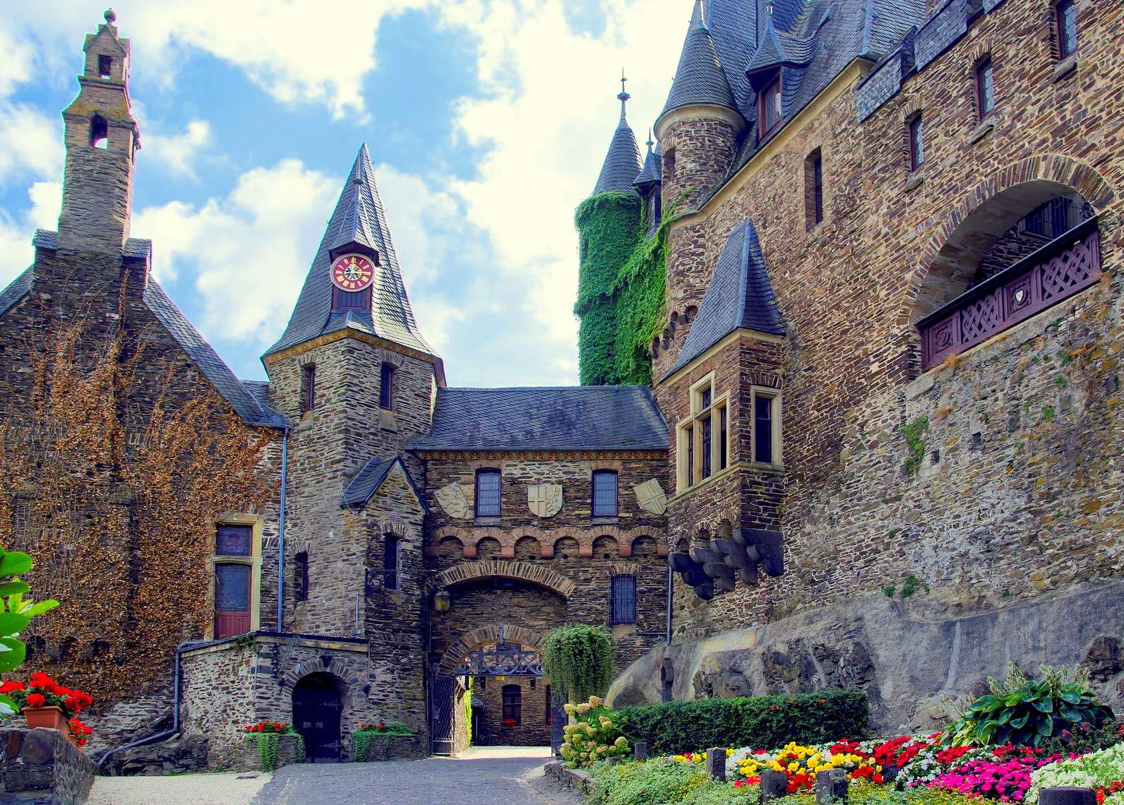 Cortile del castello di Reichsburg a Cochem puzzle online