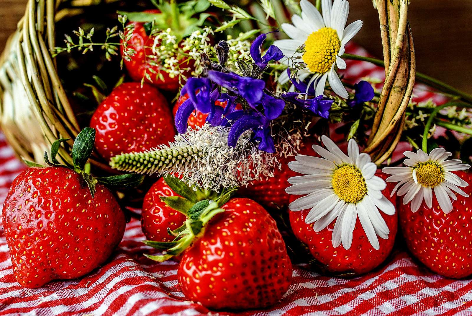 Flower-strawberry composition jigsaw puzzle online