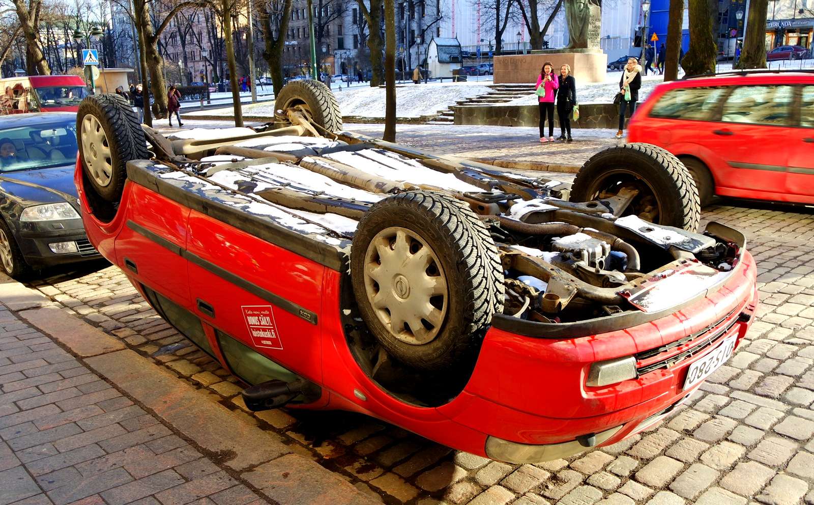 Необычная автомобильная реклама (Хельсинки) пазл онлайн