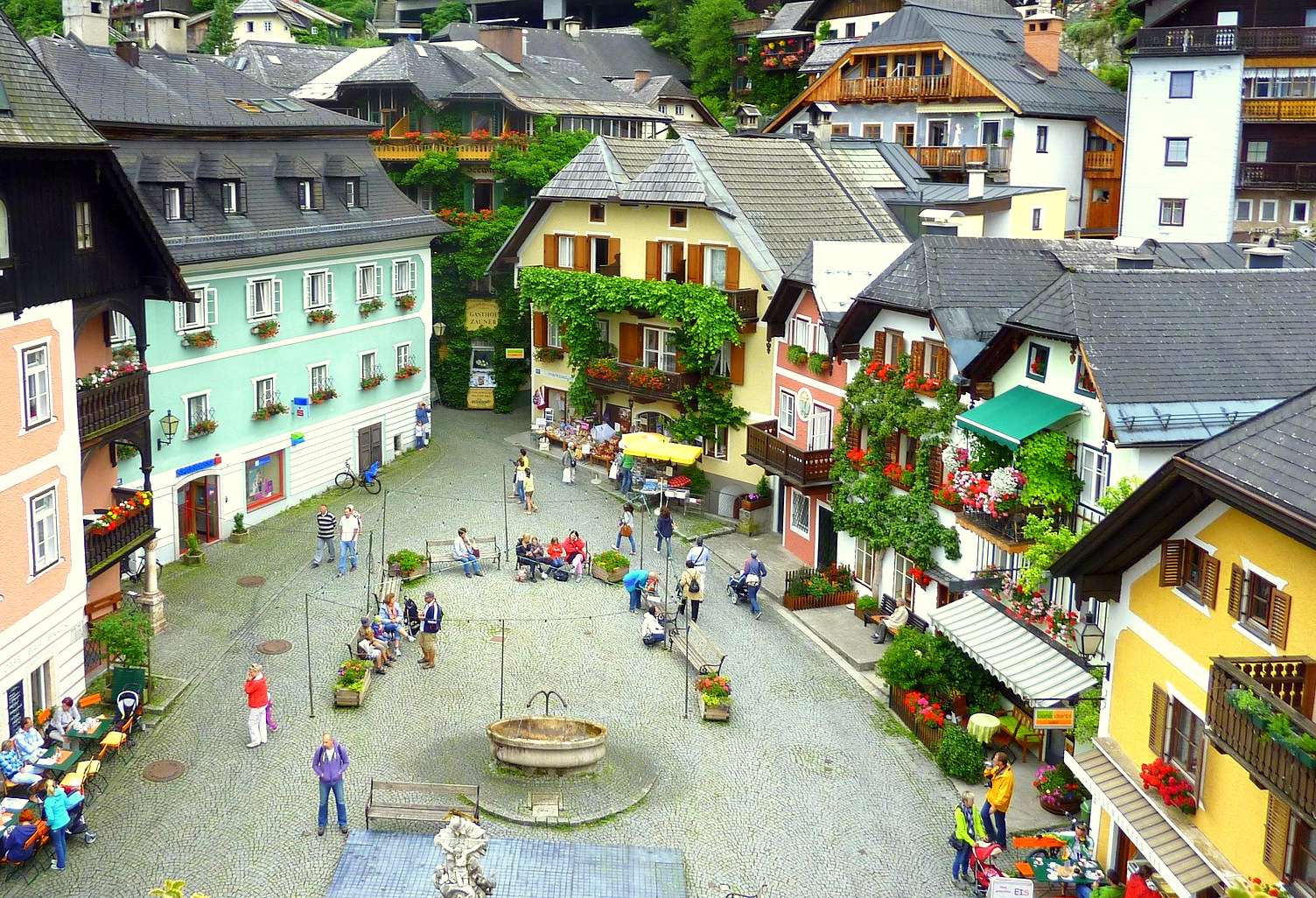 Jour de marché à Hallstatt (Autriche) puzzle en ligne