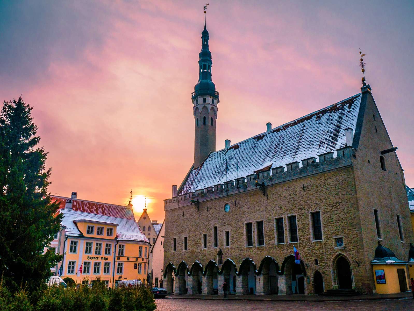 Mittelalterliches Rathaus von Tallinn, Estland Puzzlespiel online