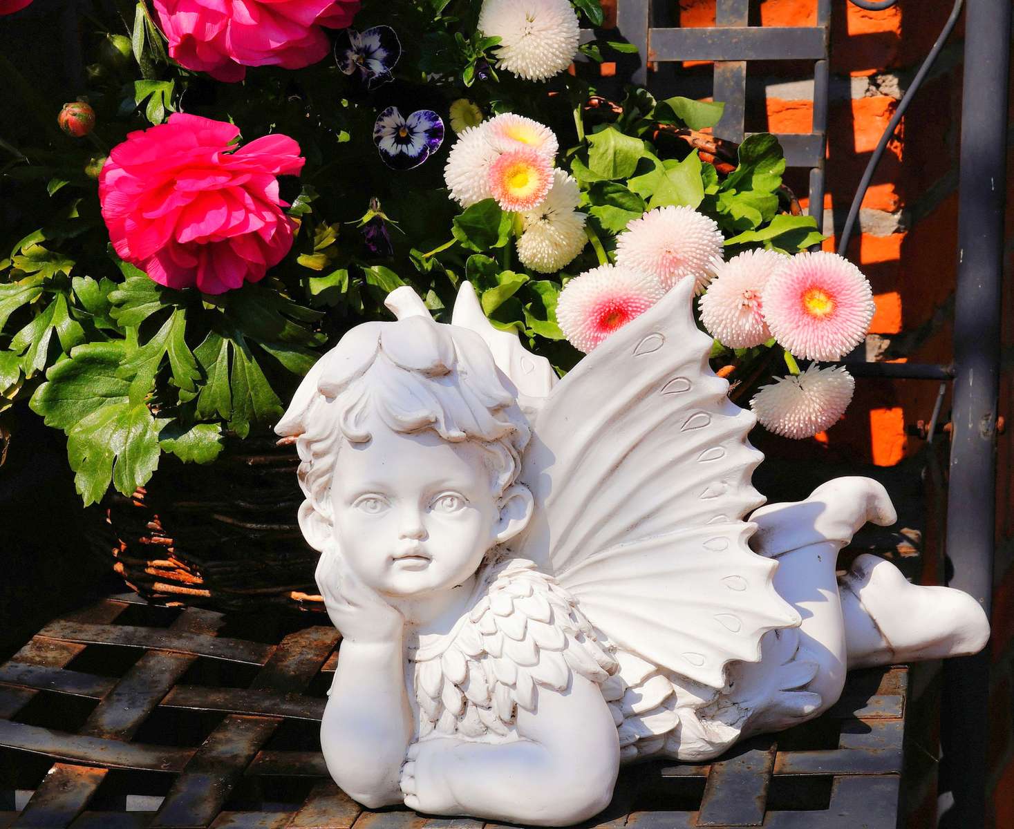 Un înger de grădină înconjurat de flori jigsaw puzzle online
