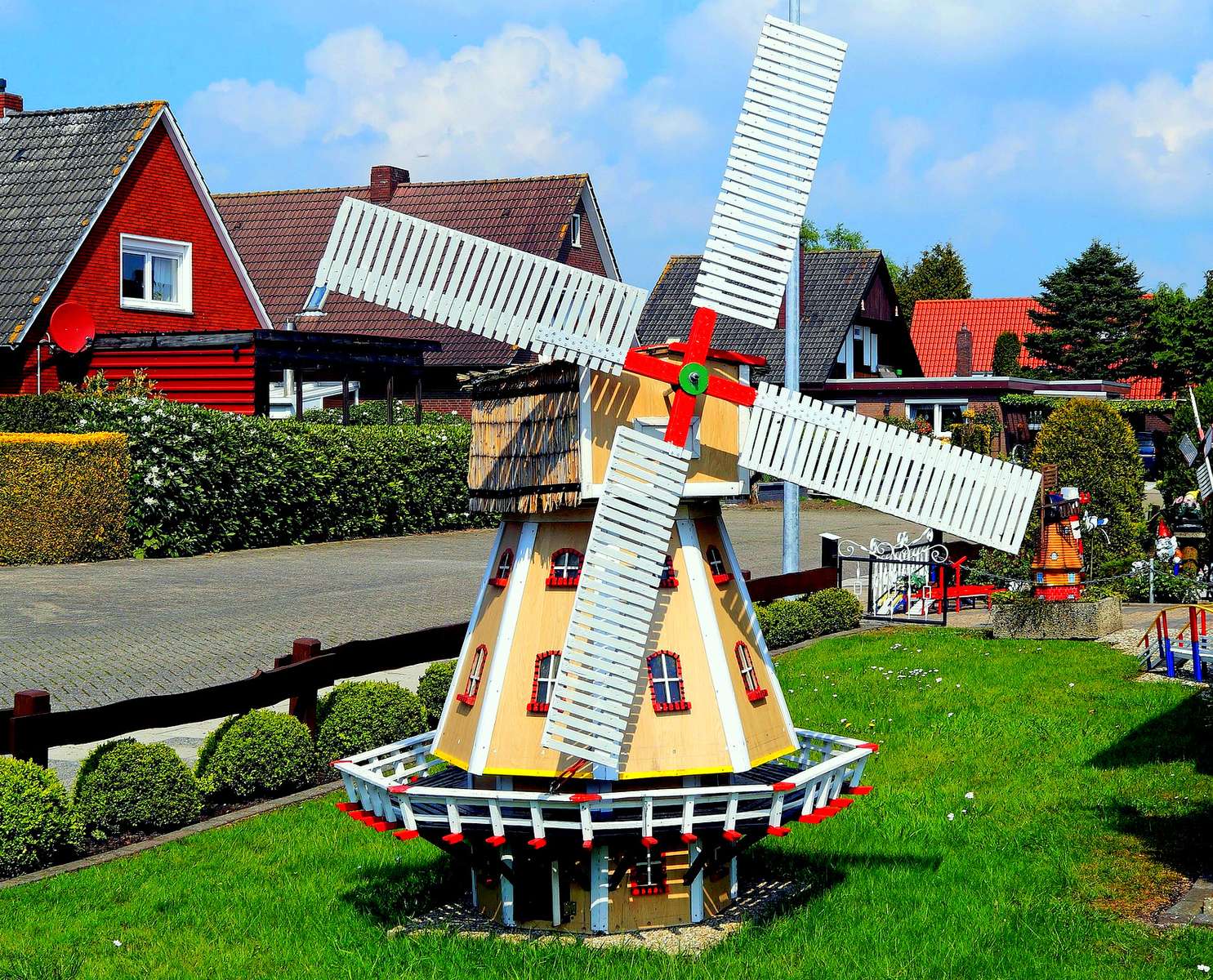 Dekorativní ručně vyrobený zahradní větrný mlýn online puzzle