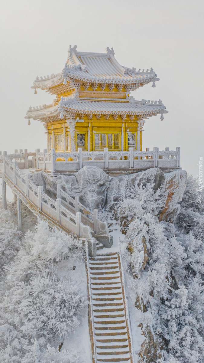 ναός σε έναν χιονισμένο βράχο παζλ online