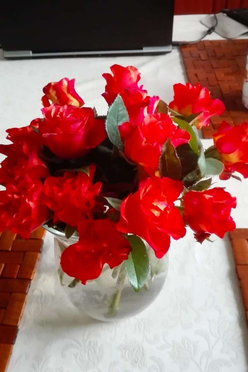 красные цветы в стеклянной вазе пазл онлайн
