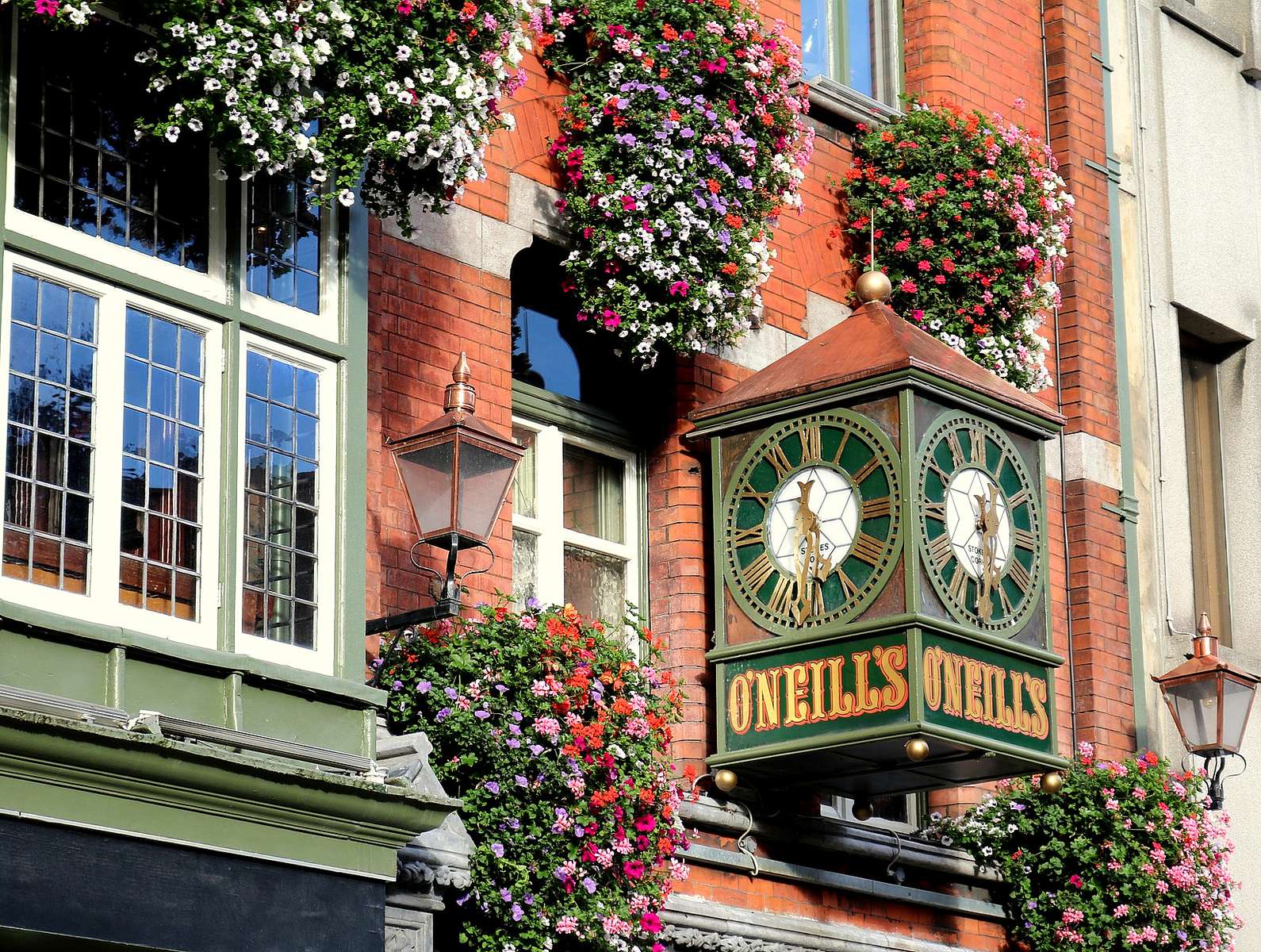 Decoration over the O'Neills Pub in Dublin online puzzle