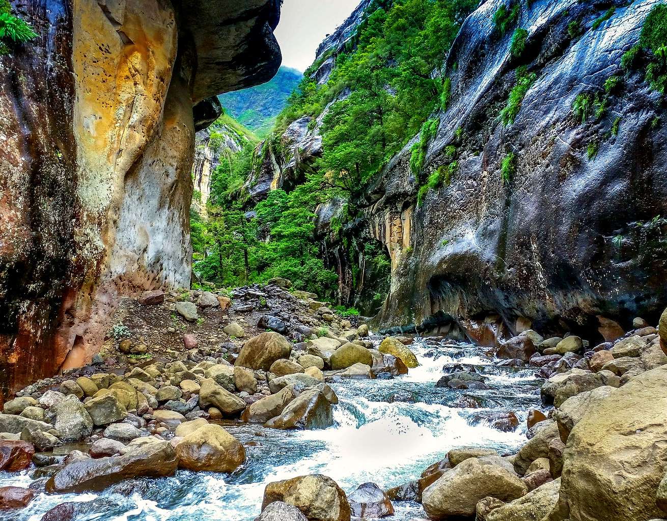 Планинска река, течаща през ждрелото онлайн пъзел