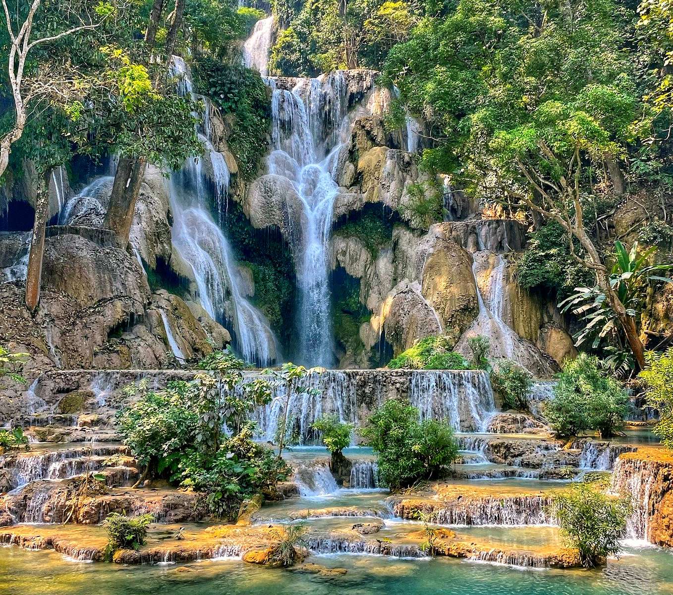 Die türkisfarbene Kaskade des Kuang Si-Wasserfalls in Laos Puzzlespiel online
