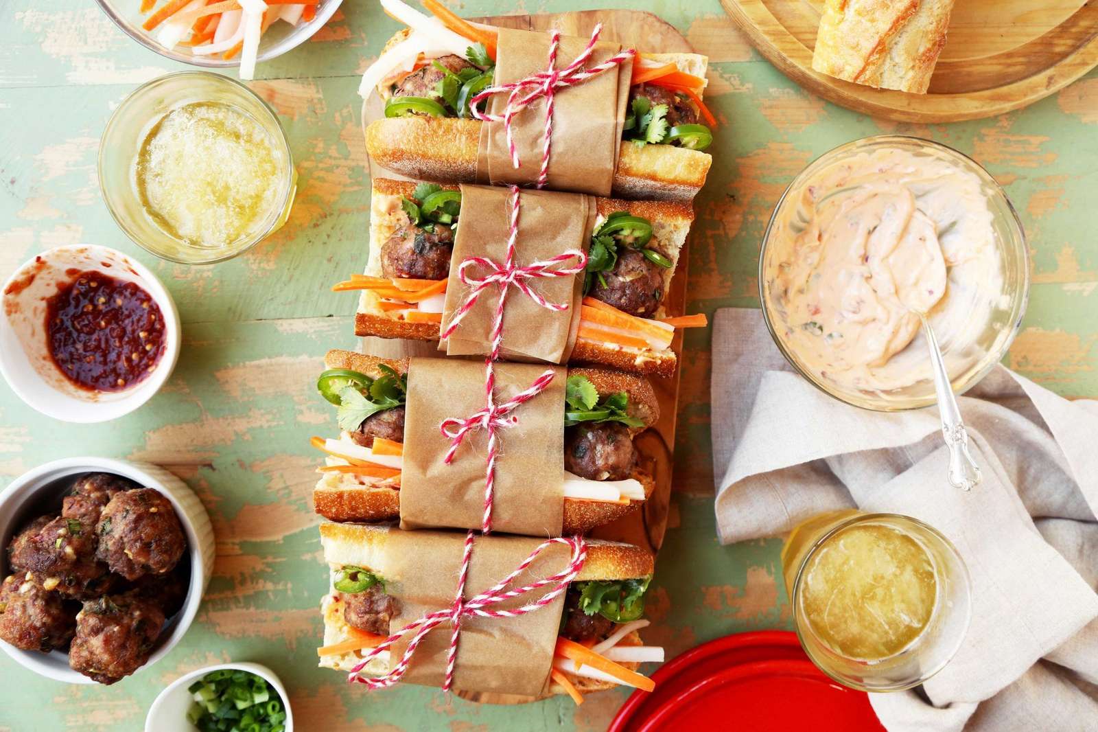 Fűszeres húsgombóc Bon Mi szendvicsek kirakós online