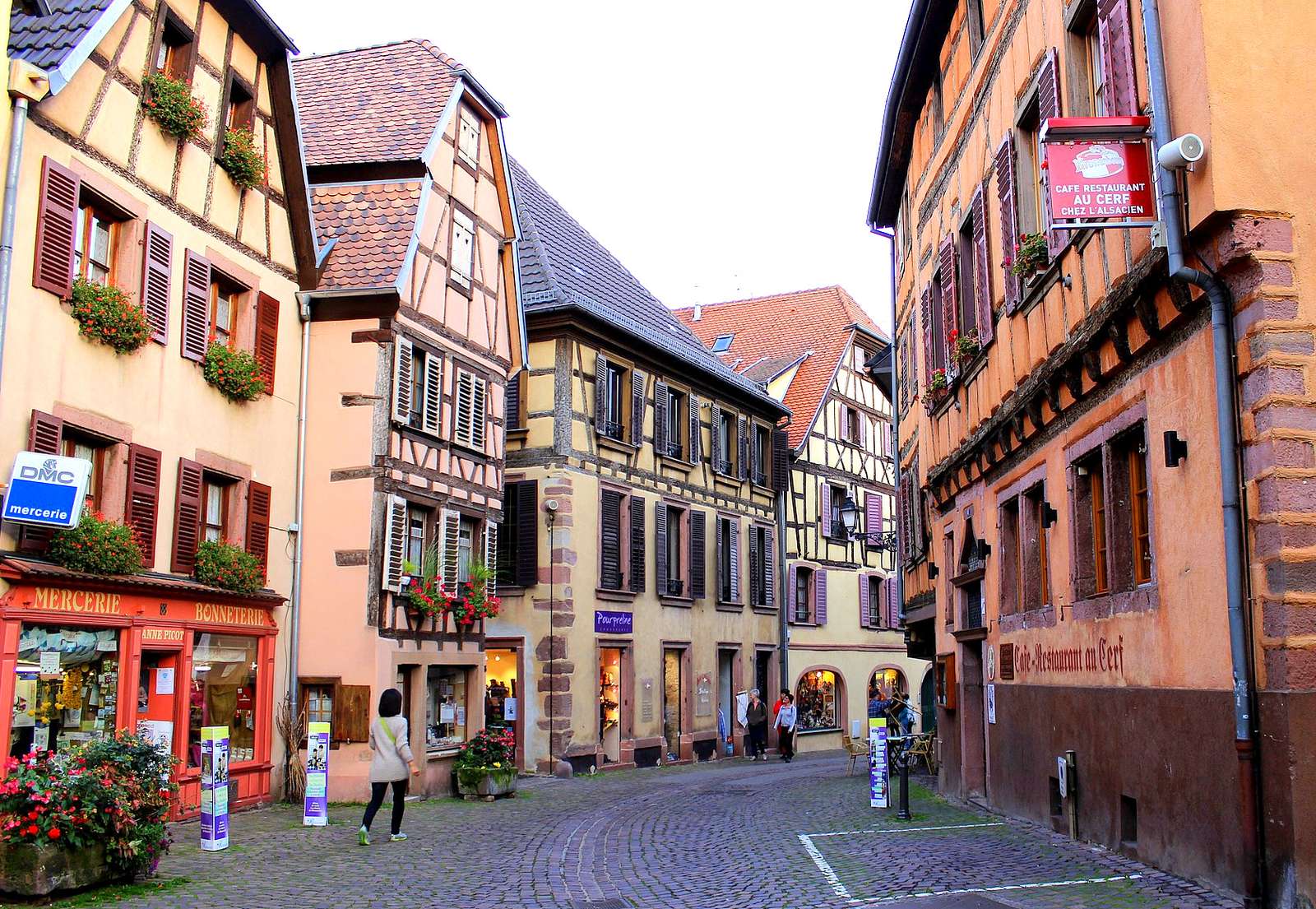 En gata i en fransk stad (Dep. Vosges) pussel på nätet