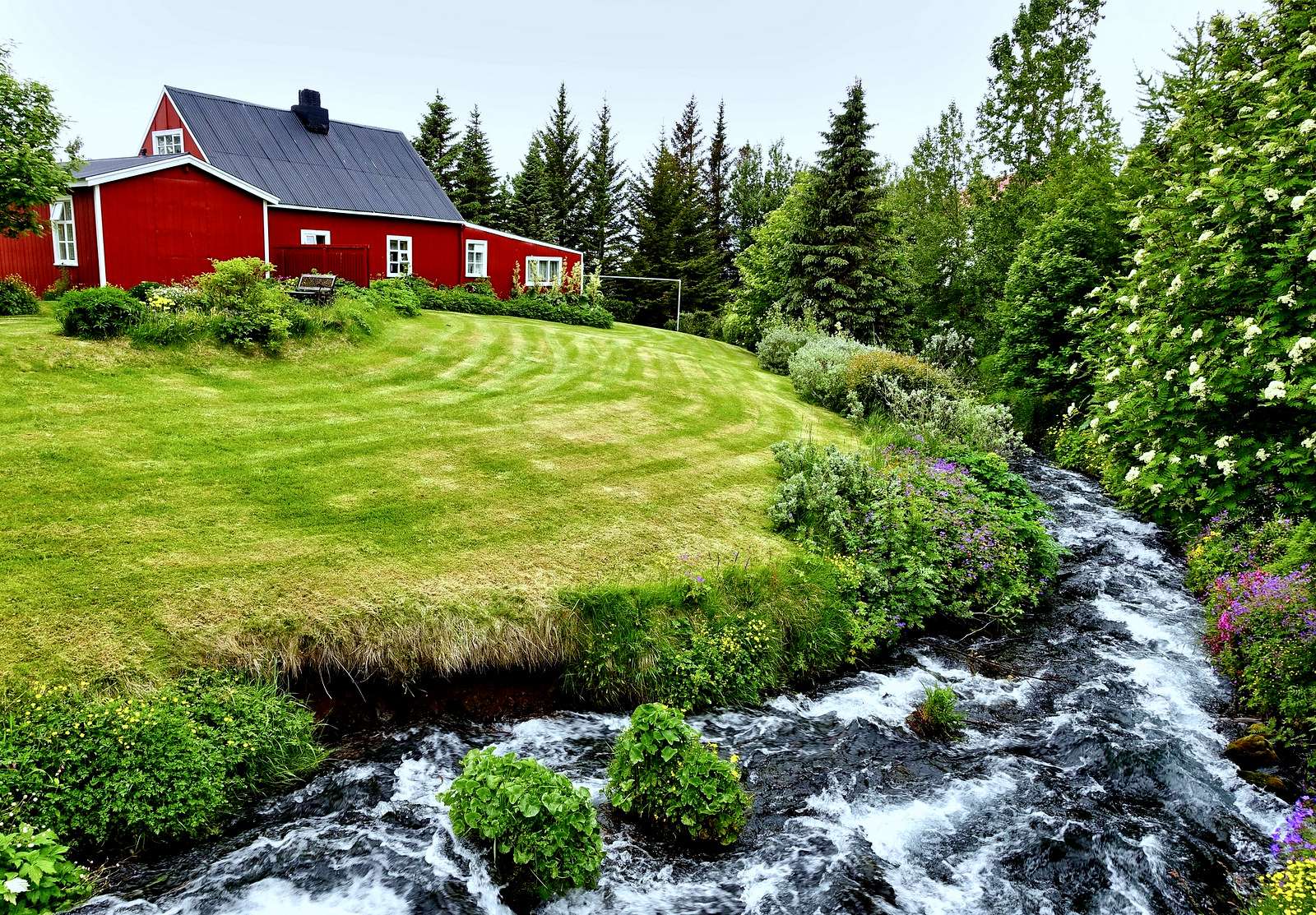 O fermă lângă un pârâu grăbit puzzle online