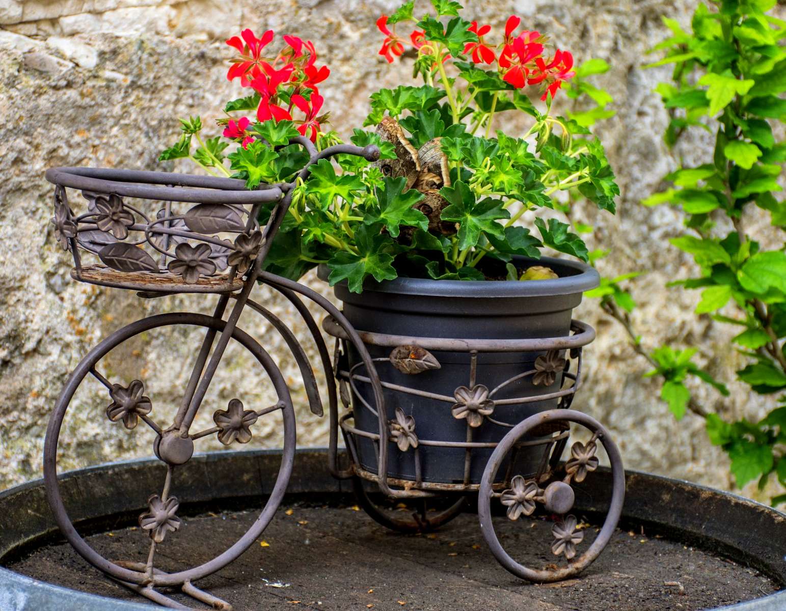 Antique flowerpot stand jigsaw puzzle online