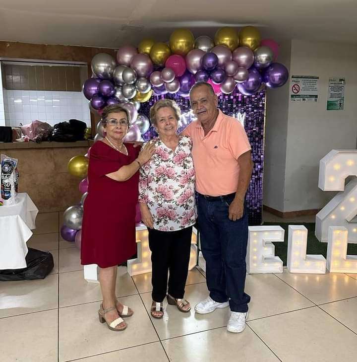 Tres hermanos celebrando rompecabezas en línea