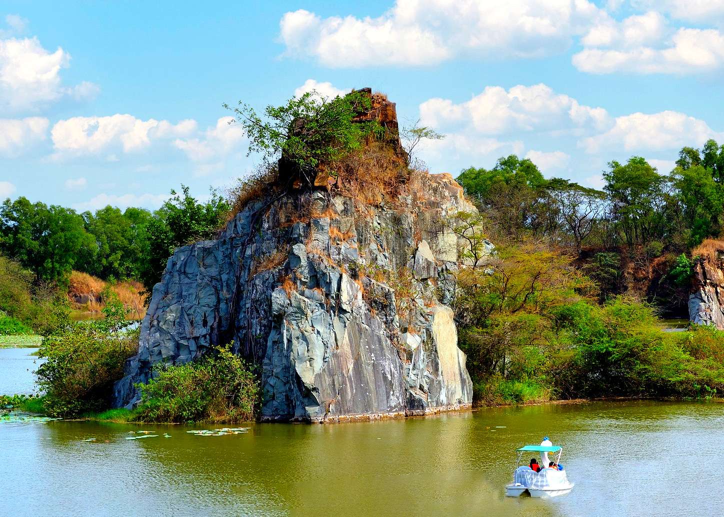Lago en Vietnam (región de Buu Long) rompecabezas en línea