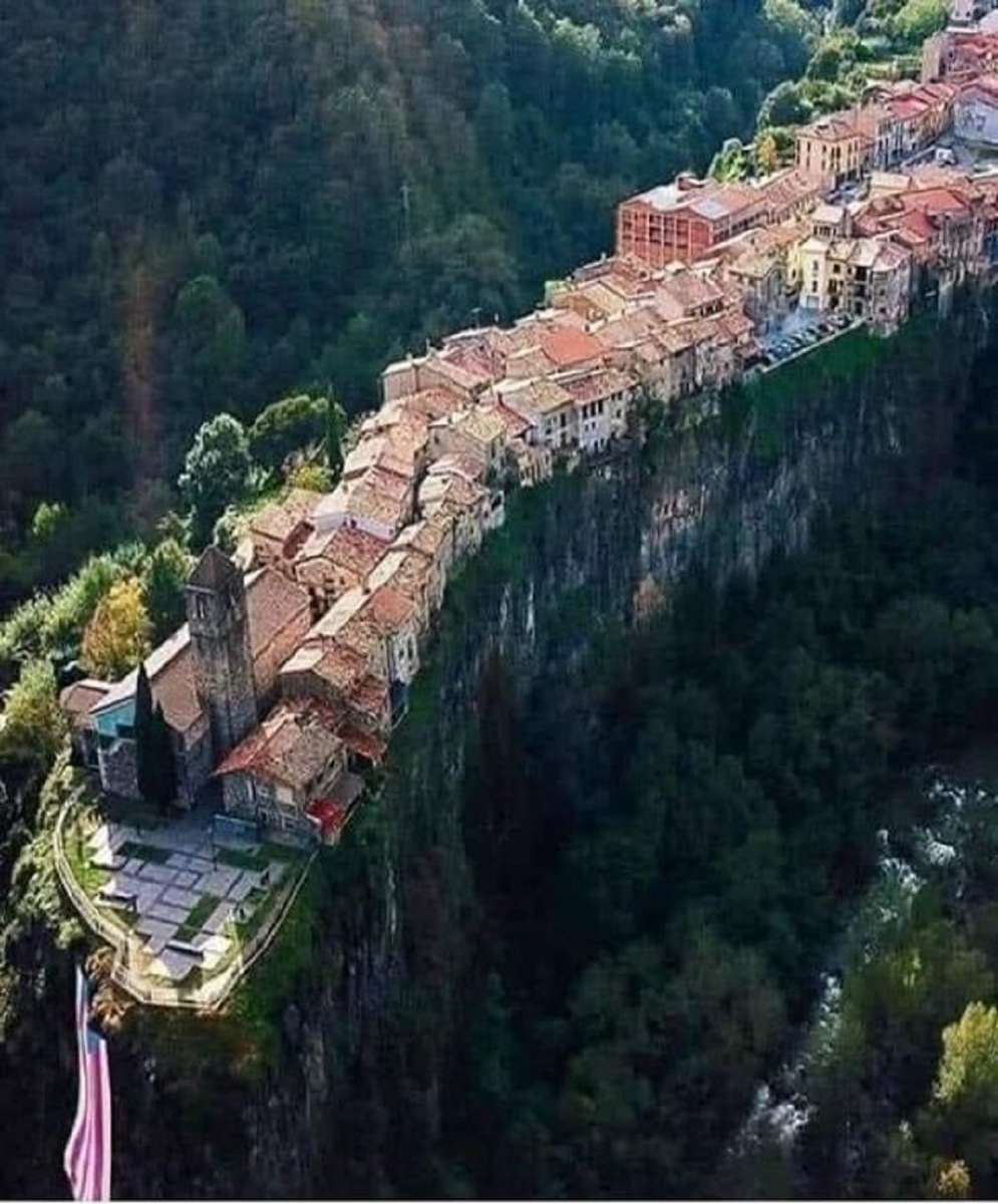 Castellfollit de la Roca - Жирона - Испания онлайн пъзел