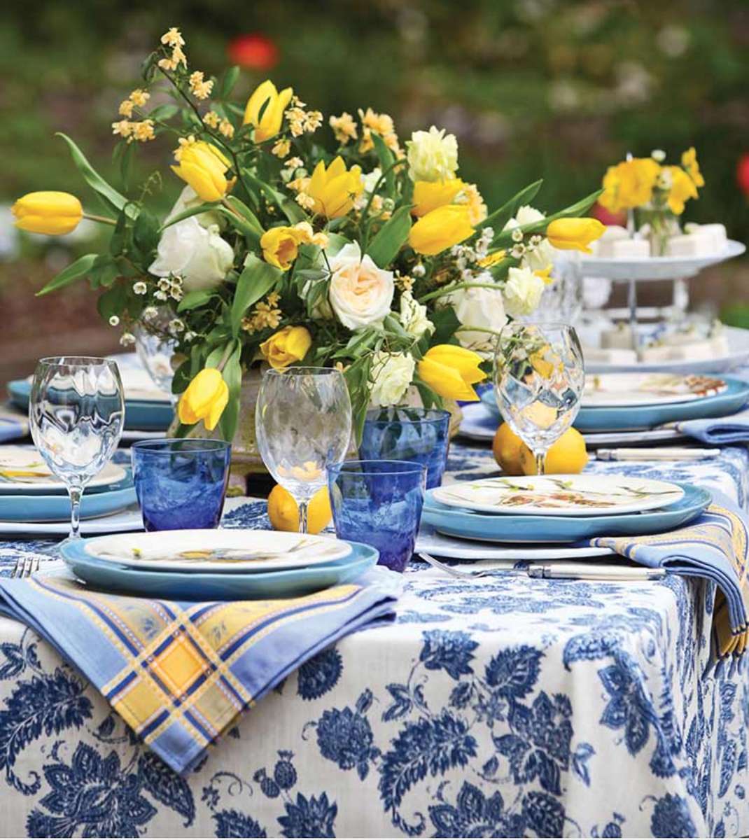 Az asztal a kertben kék és sárga színben kirakós online