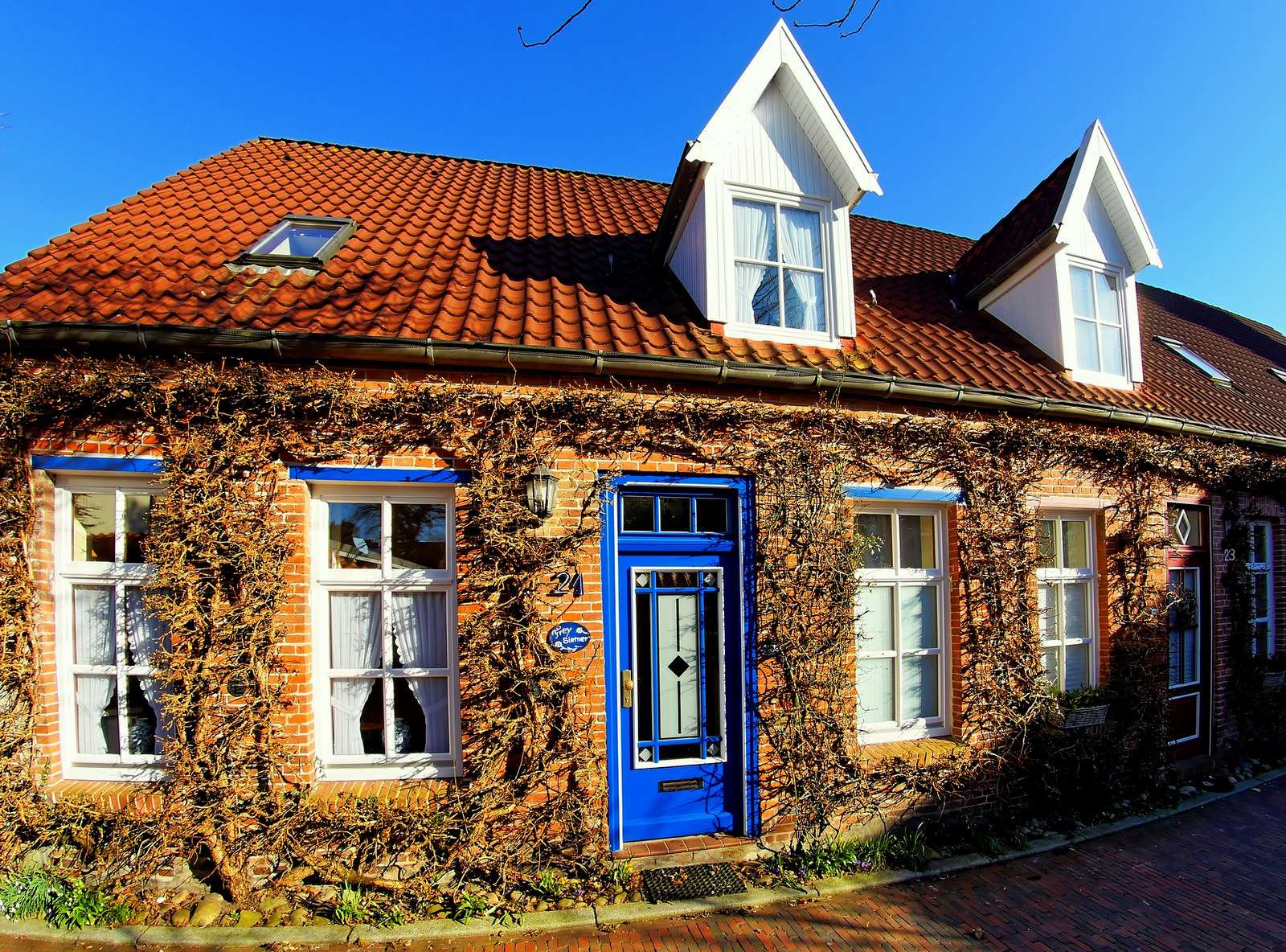 Одноэтажный многоквартирный дом (Остфрисландия) пазл онлайн