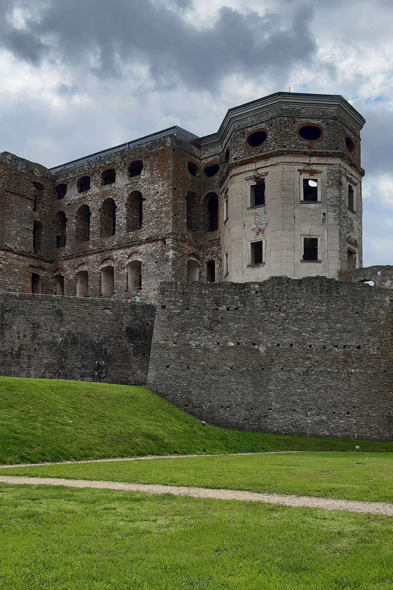 Ruinen der Burg Krzyżtopór Puzzlespiel online
