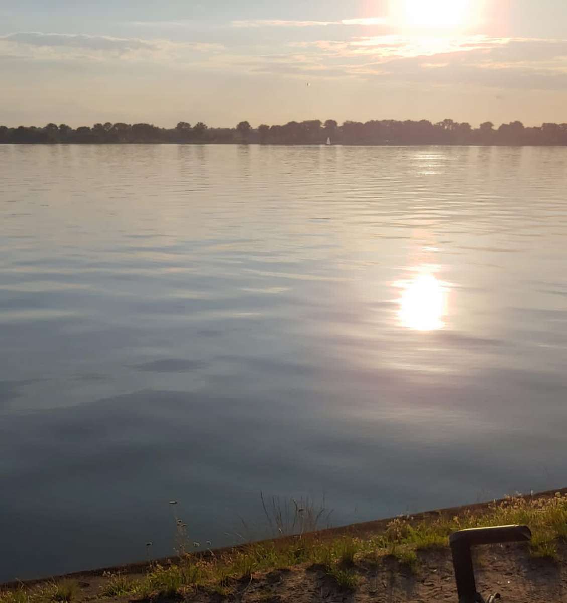 слънцето залязва над езерото онлайн пъзел
