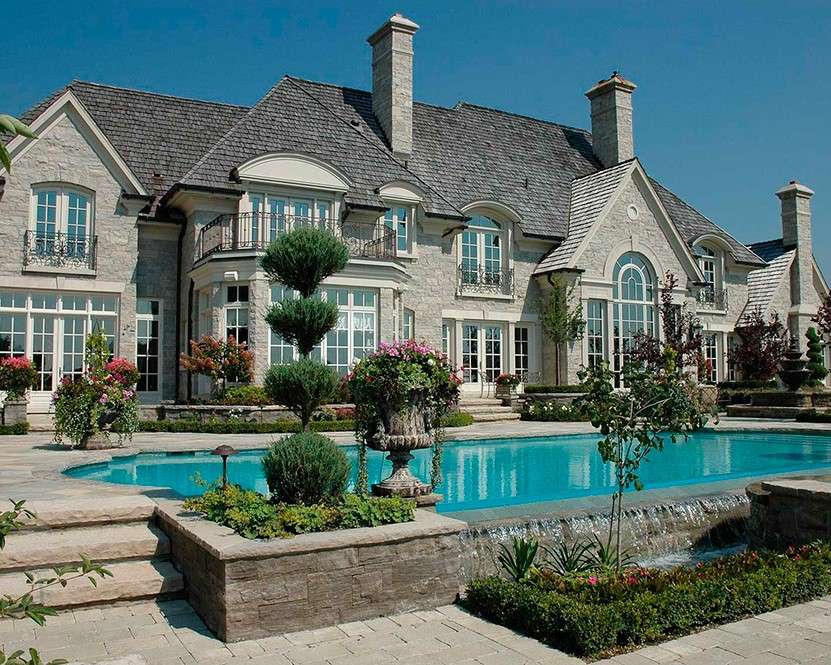 Величественный дом с бассейном онлайн-пазл