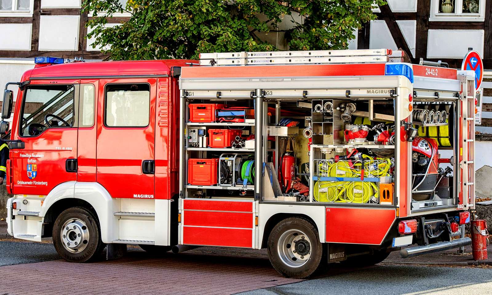 Fire truck – equipment presentation jigsaw puzzle online