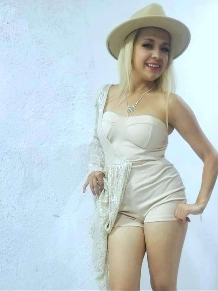 Chiquilla con sombrero rompecabezas en línea